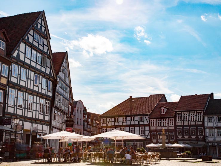 Marktplatz mit Cafés