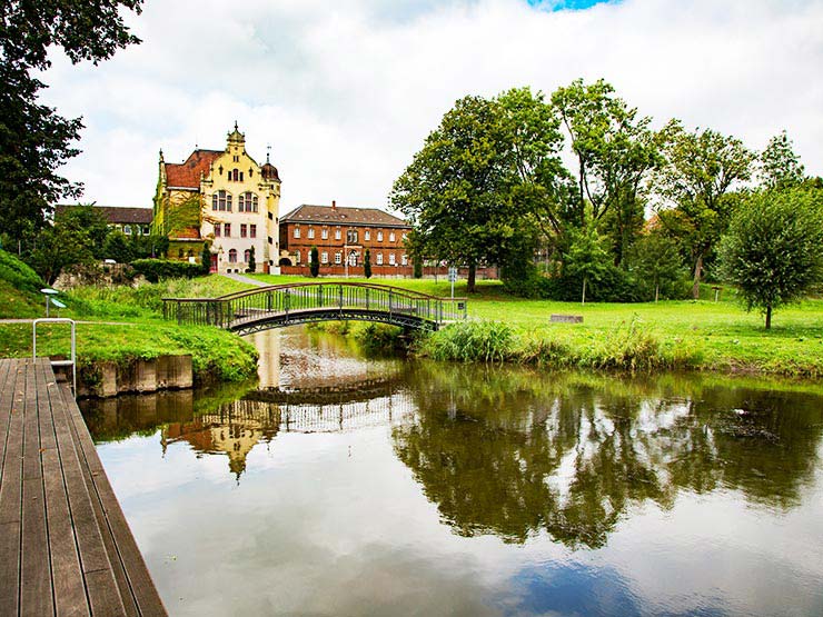 Historischer Hafen mit Amtsgericht