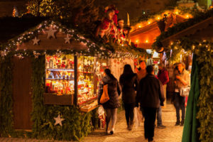 Weihnachtliche Hütten und Verkaufsstände auf Weihnachthsmarkt