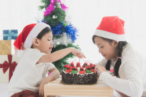 Asiatische Kinder mit Weihnachtstorte