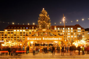 Traditioneller Schwibbogen am Eingang Dresden Striezelmarkt