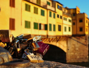 Liebesschlösser im Abendlicht mit der Ponte Vecchio im Hintergrund