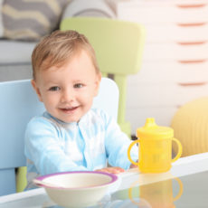 So lernt Ihr Baby aus der Tasse zu trinken So lernt Ihr Baby aus der Tasse zu trinken