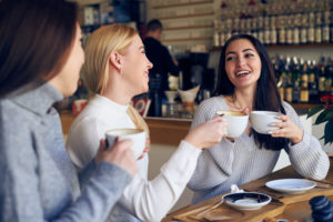 Mädchen machen Kaffeekränzchen