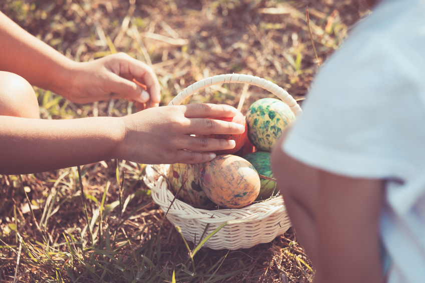 Kinder mit Korb voll Ostereier