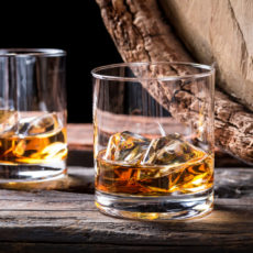 Ratgeber: Schnaps richtig lagern, brennen, servieren und verkosten Ratgeber: Schnaps richtig lagern, brennen, servieren und verkosten
